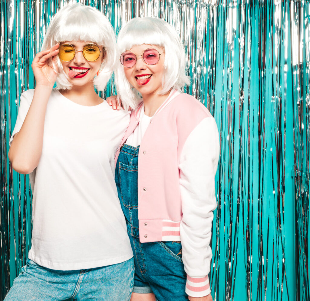 dwie pozujące kobiety do zdjęcia z fotobudki
