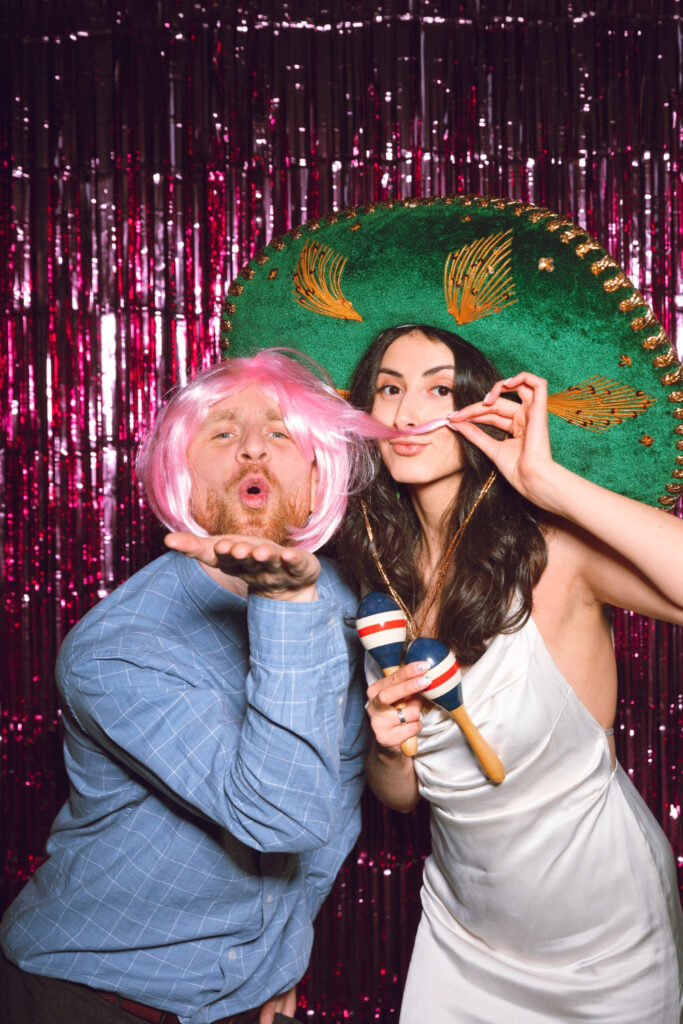 para przebrana i pozująca do zdjęcia z fotobudki