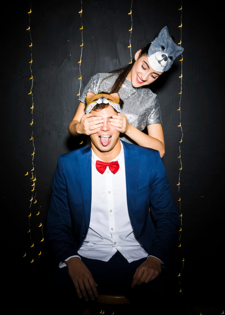 para pozująca do zdjęcia z klasycznej fotobudki