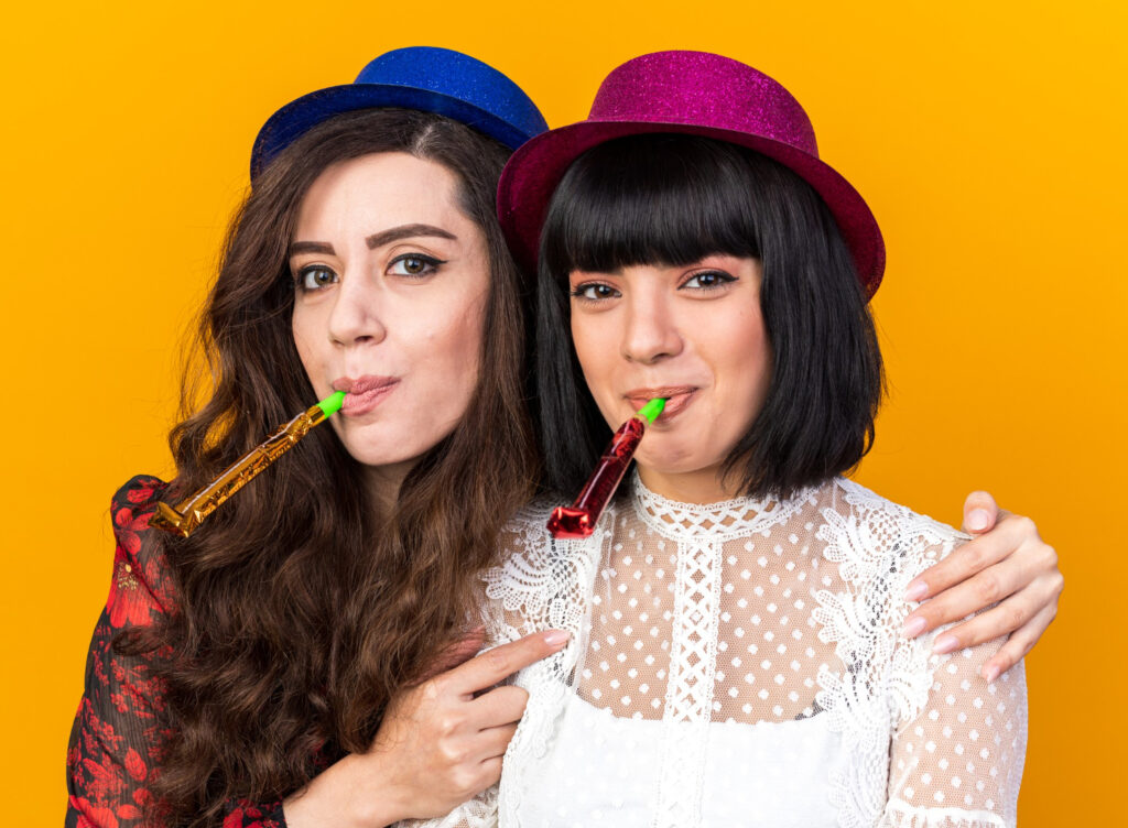 dwie kobiety robią sobie zdjęcia za pomocą fotobudki klasycznej w warszawie na imprezie urodzinowej